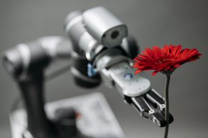 Robot tenant une fleur rouge dans sa main