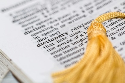 Dictionnaire ouvert en gros plan sur le mot dictionary